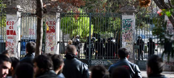 Οι αντιεξουσιαστές καλούν σε σύγκρουση με την αστυνομία στις 8 το βράδυ – Ζητούν τσιγάρα και πολεμοφόδια